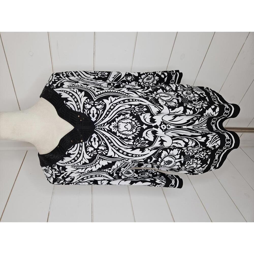 Samantha Grey medium black & white floral stretchy tunic